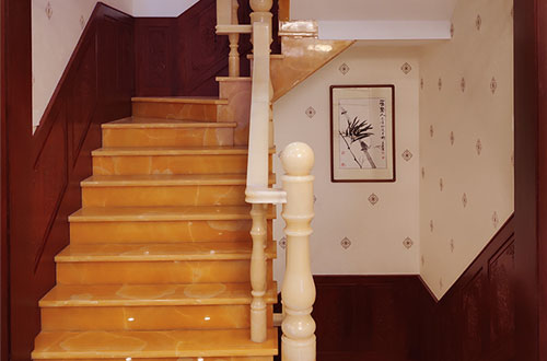 浚县中式别墅室内汉白玉石楼梯的定制安装装饰效果
